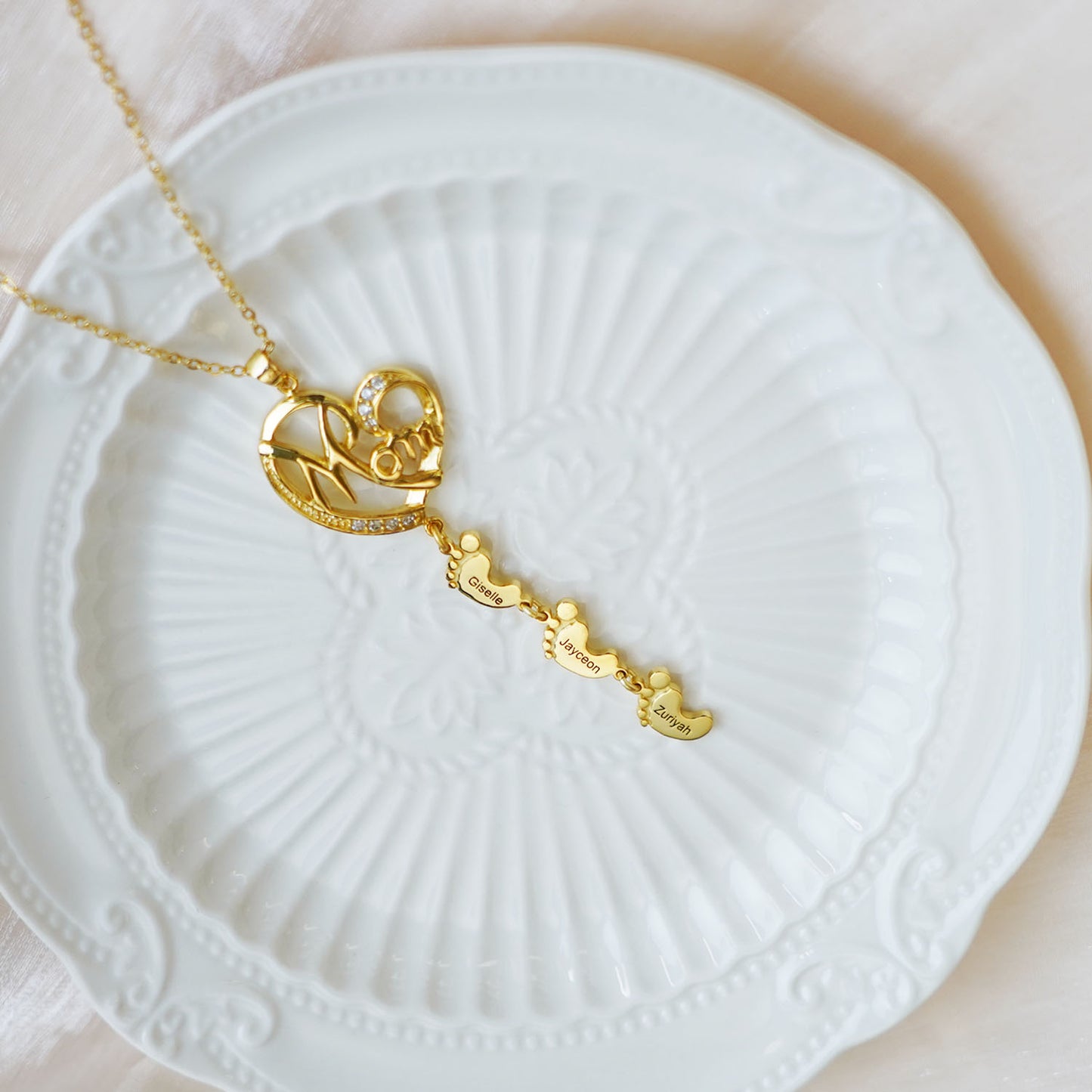 Heart-shaped Custom Name Necklace with Baby Feet for Mom